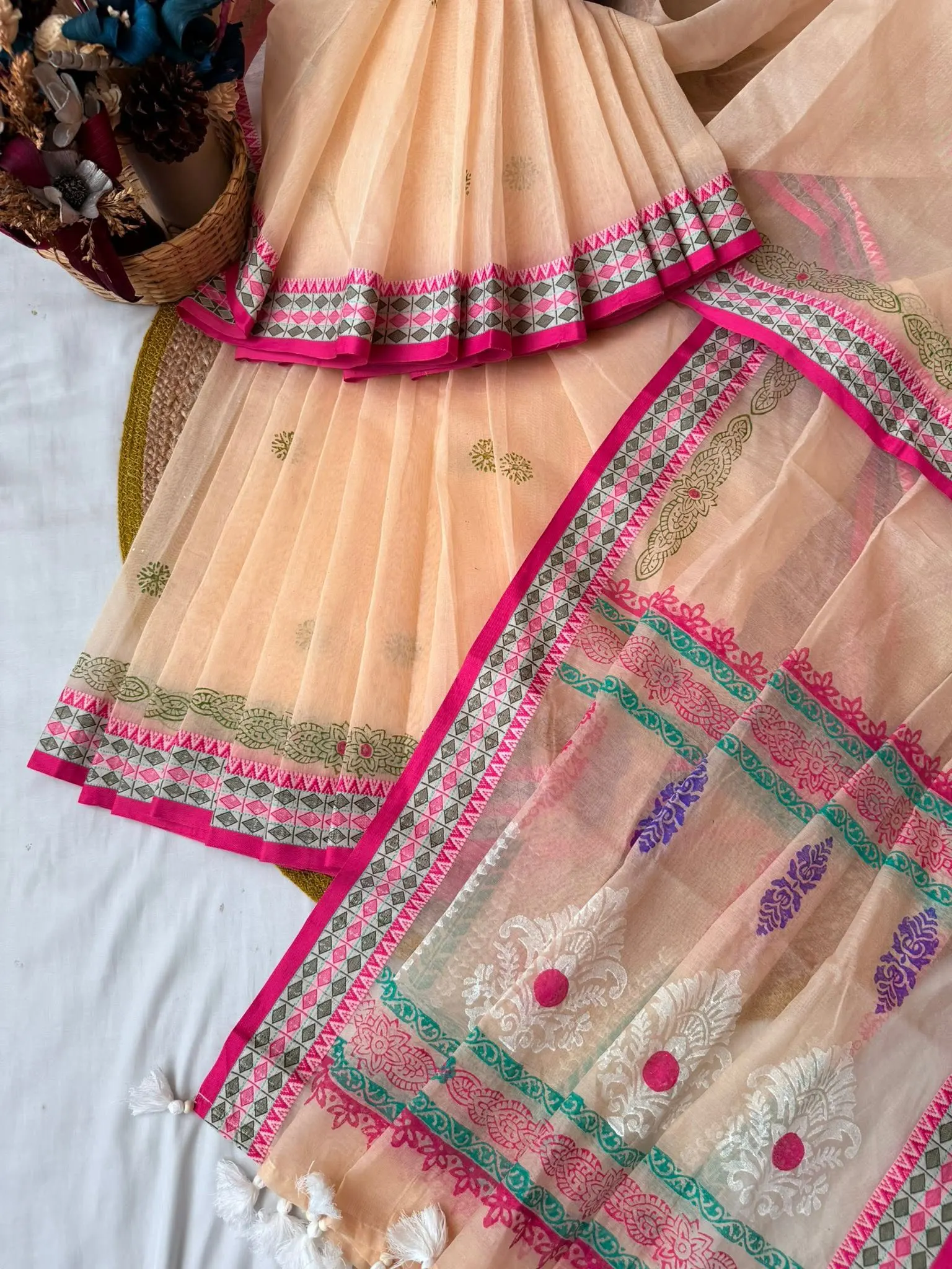 Ivory Polka Dot & Multicolor Check Saree - Image 4