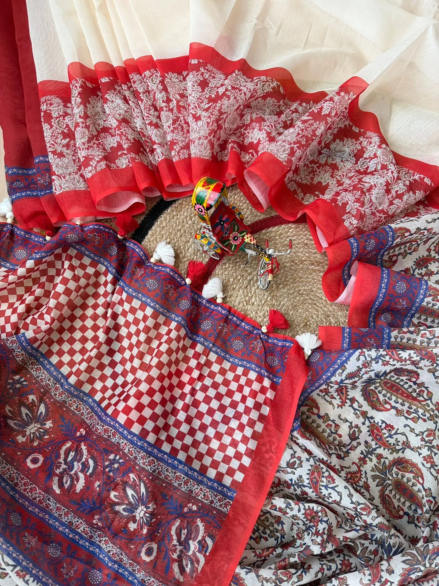 Ivory & Red Paisley Floral Printed Saree - Image 4