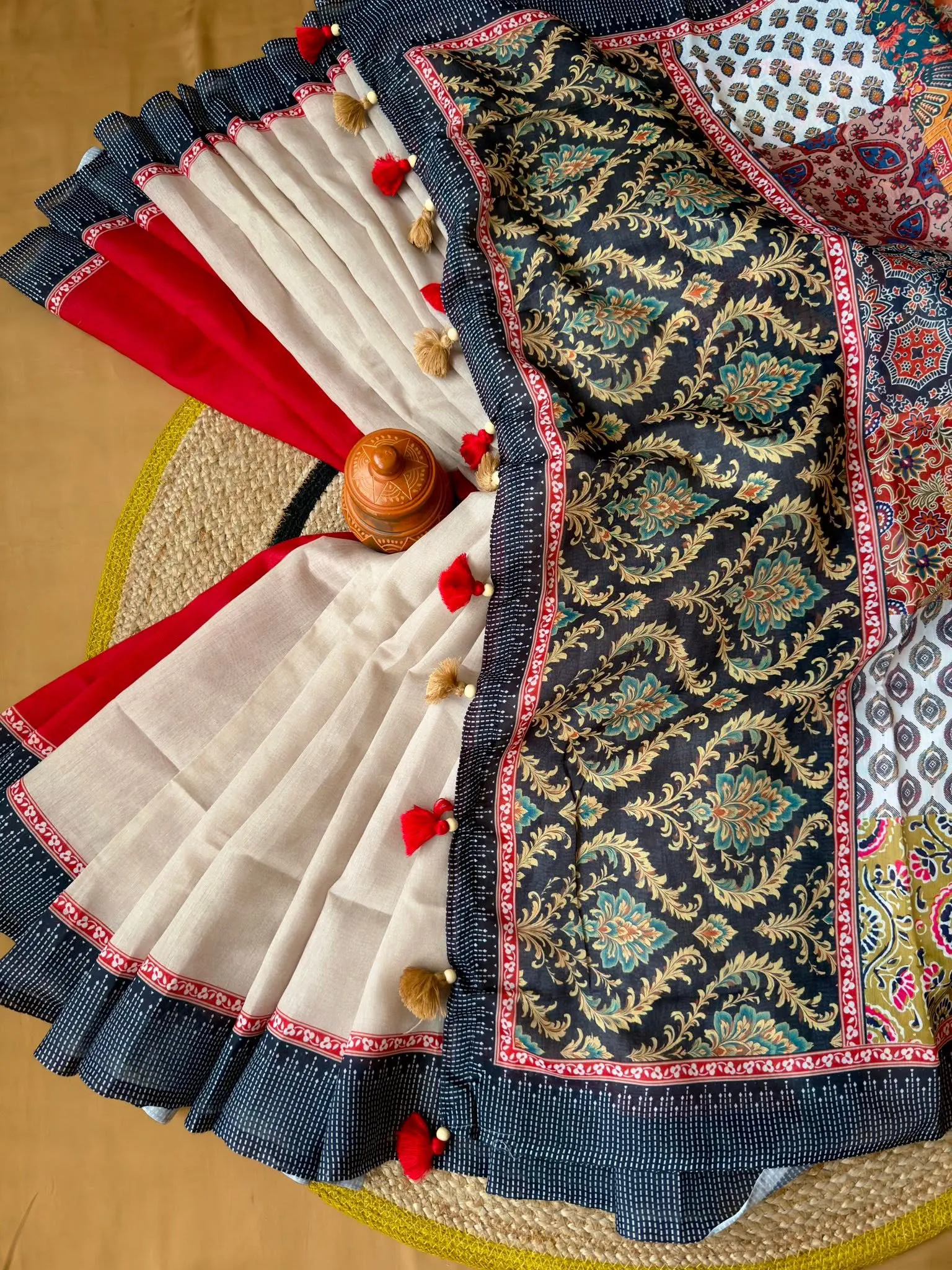 Ivory & Black Multicolor Printed Saree - Image 3