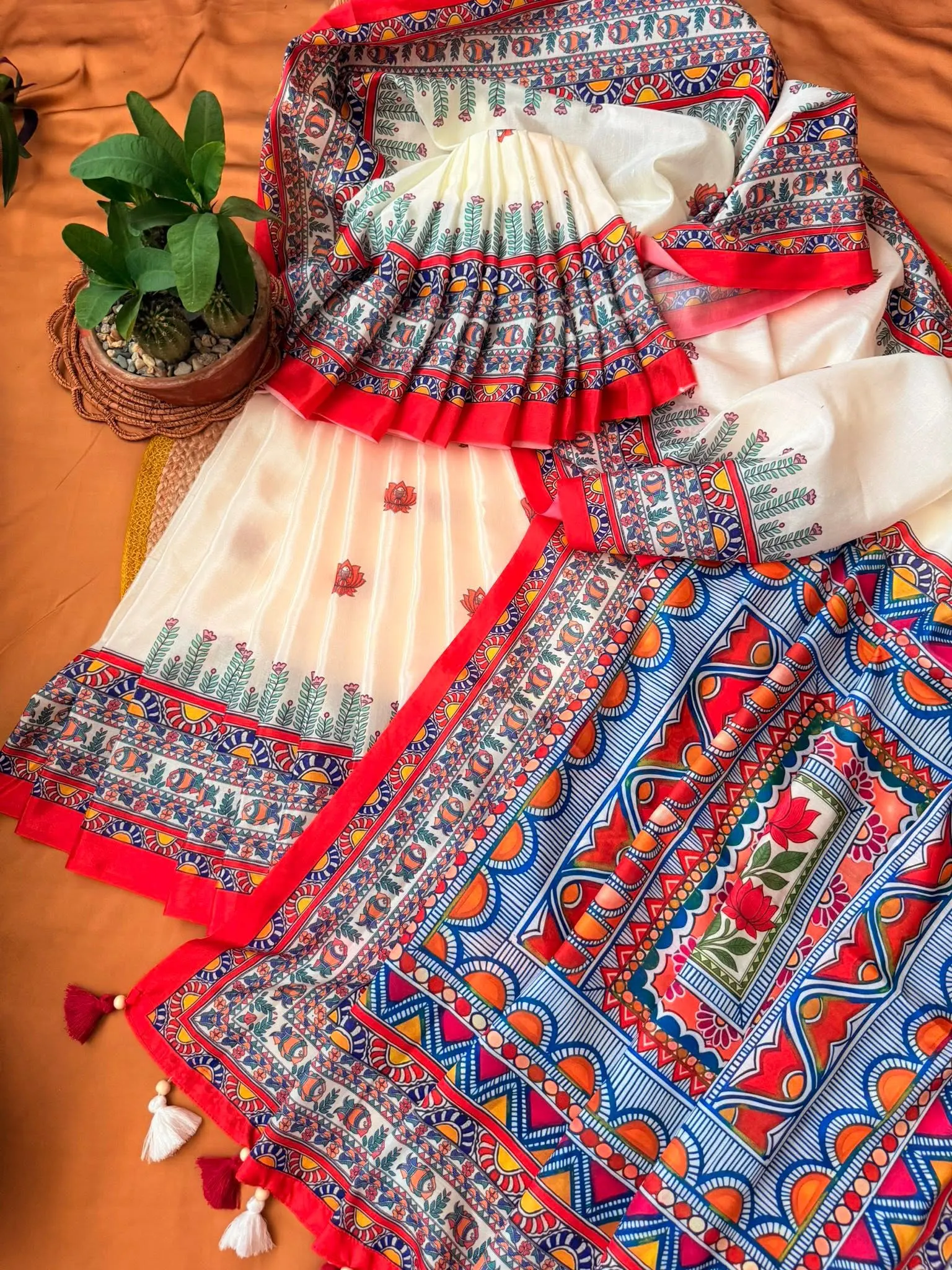 Ivory & Multicolor Folk Print Saree - Image 4