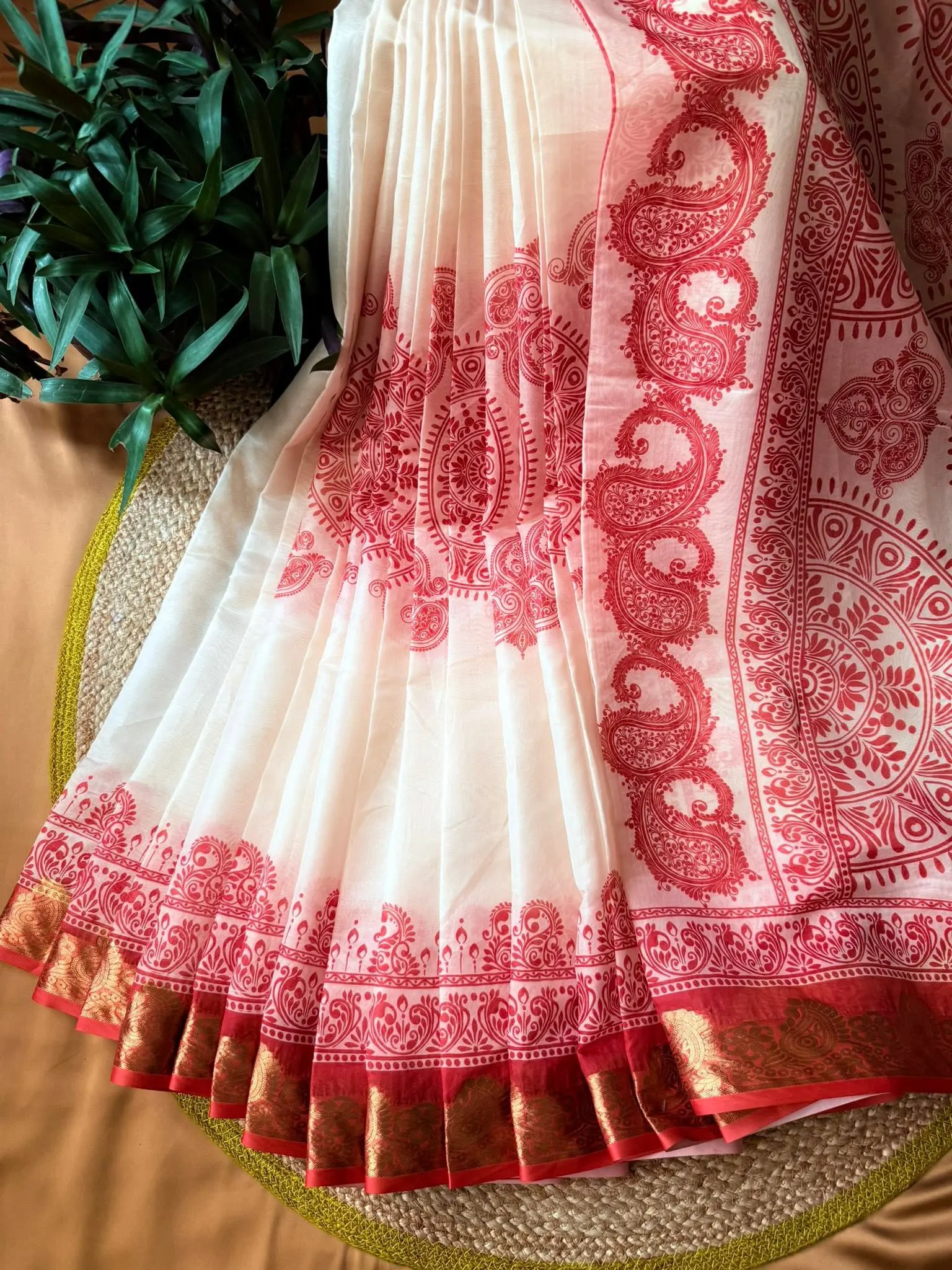 White & Red Paisley Printed Saree - Image 3