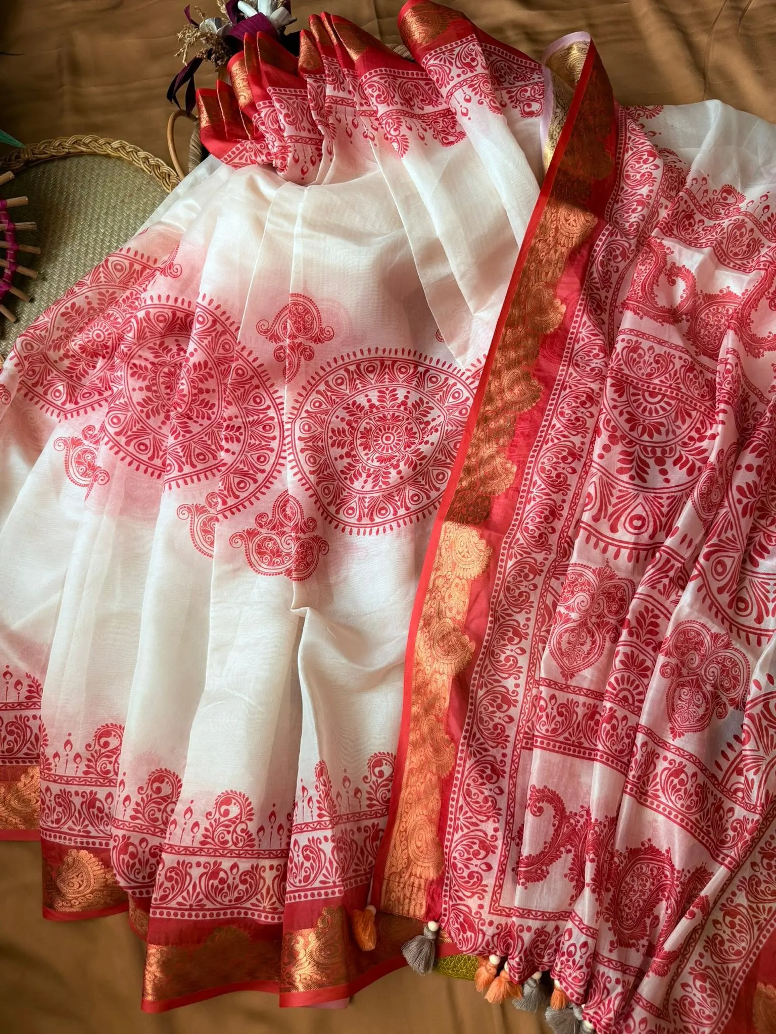 White & Red Paisley Printed Saree - Image 5