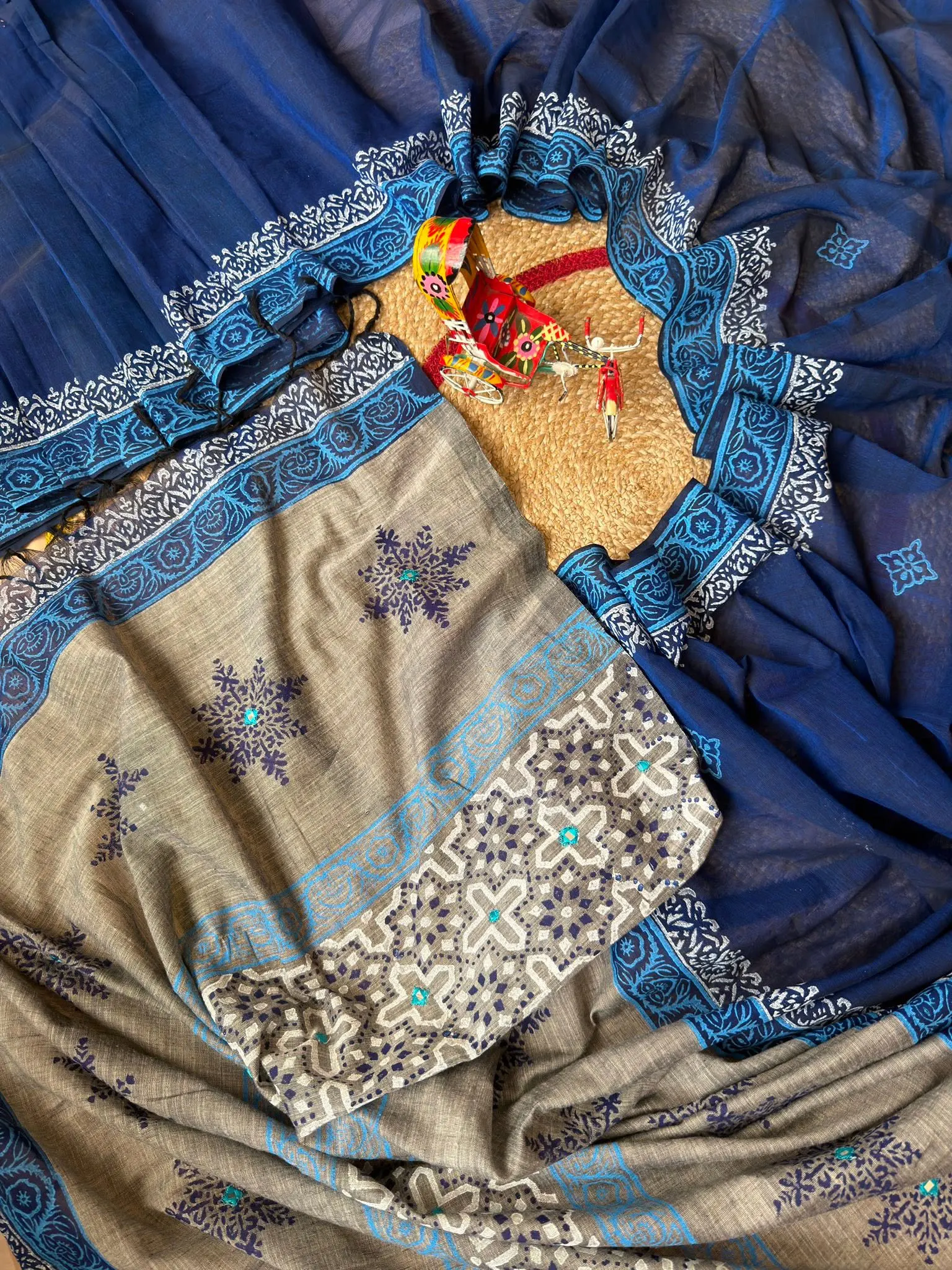 Royal Blue & Grey Floral Border Saree - Image 5