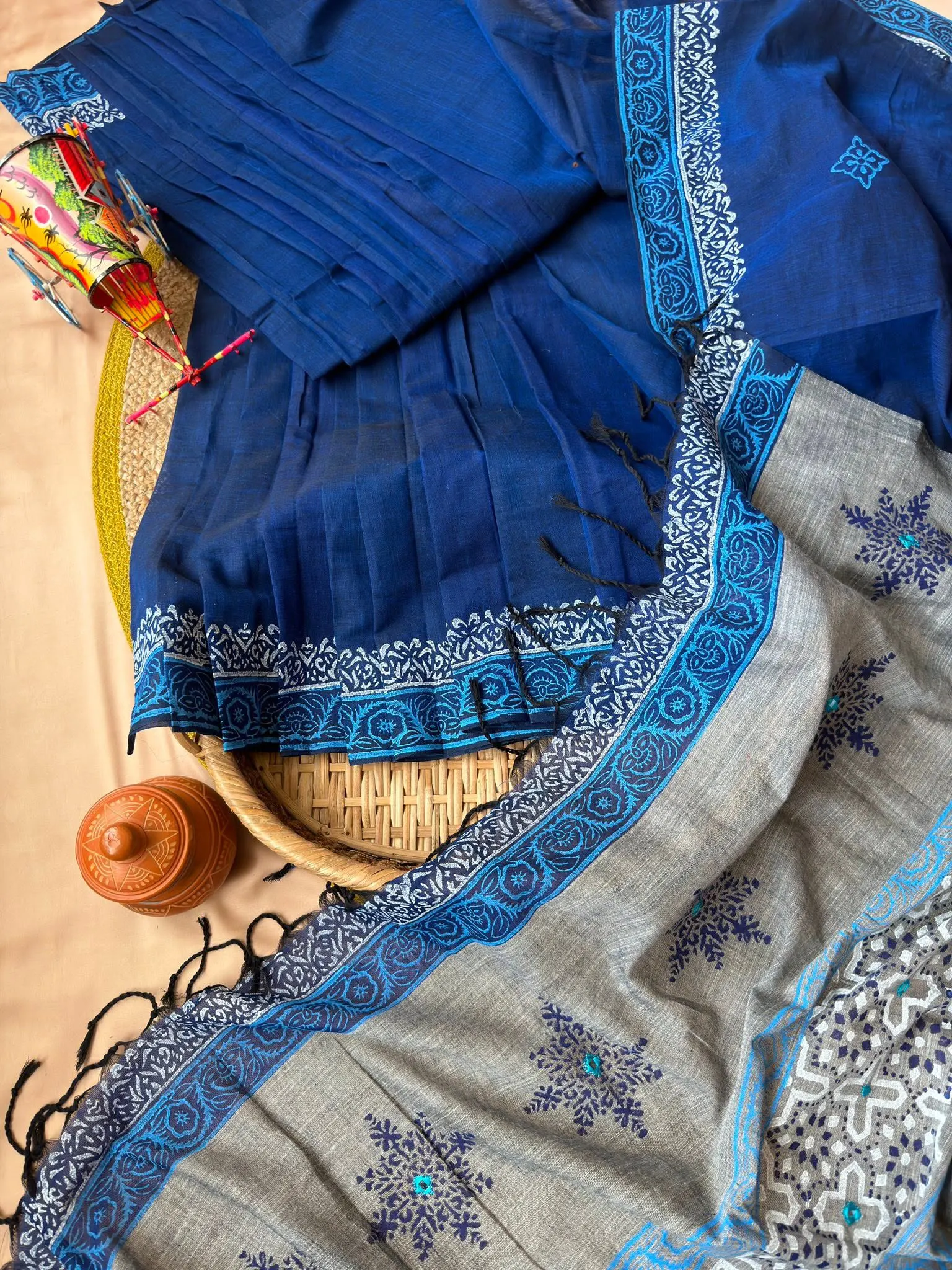 Royal Blue & Grey Floral Border Saree - Image 4