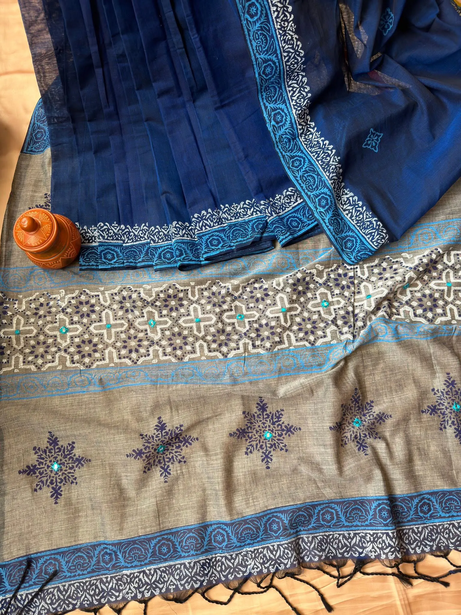 Royal Blue & Grey Floral Border Saree - Image 3